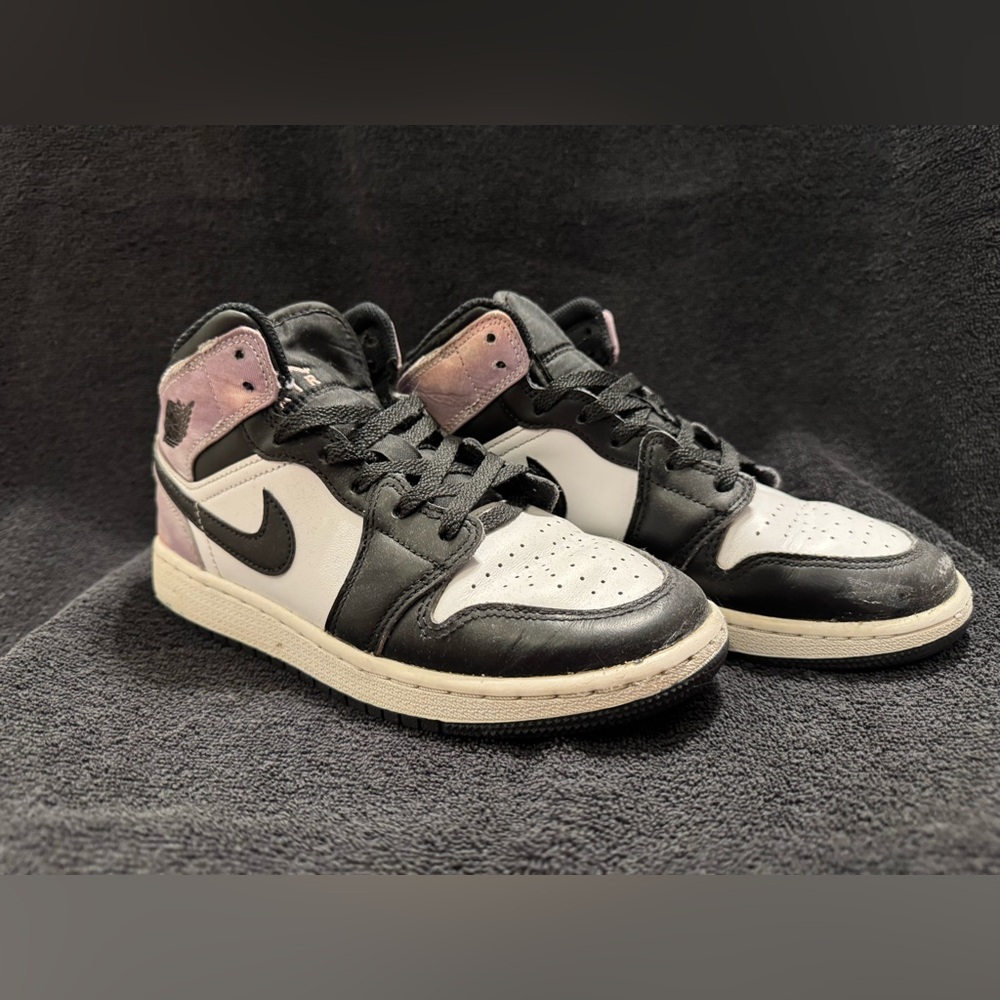 Size 4 (GS)/5.5w- Jordan 1 SE Mid Zen Master